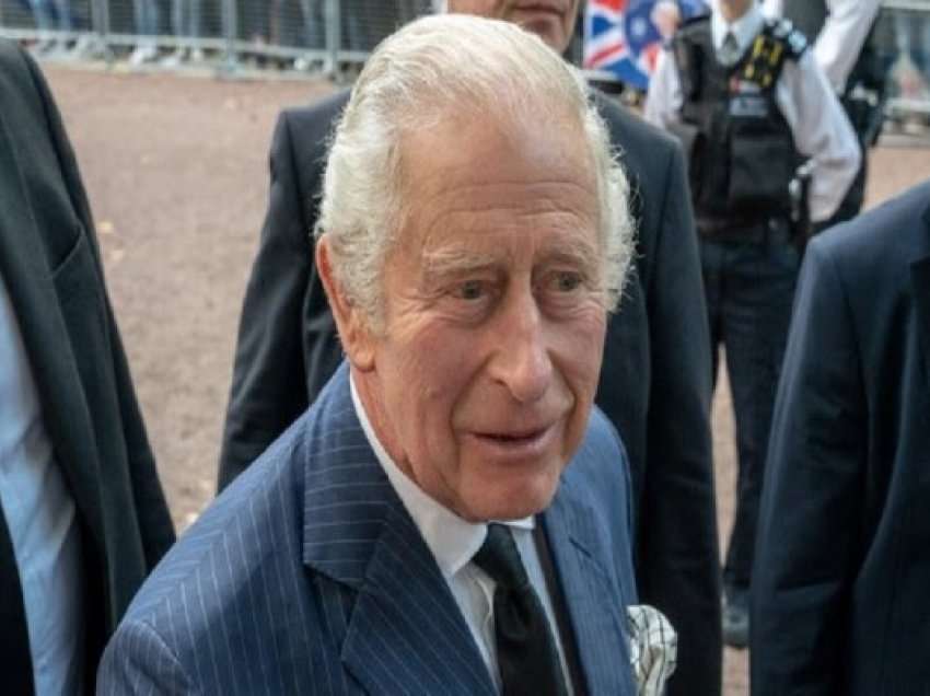 Pasi mori fronin, Mbreti Charles bën ndryshime në Pallatin Mbretëror