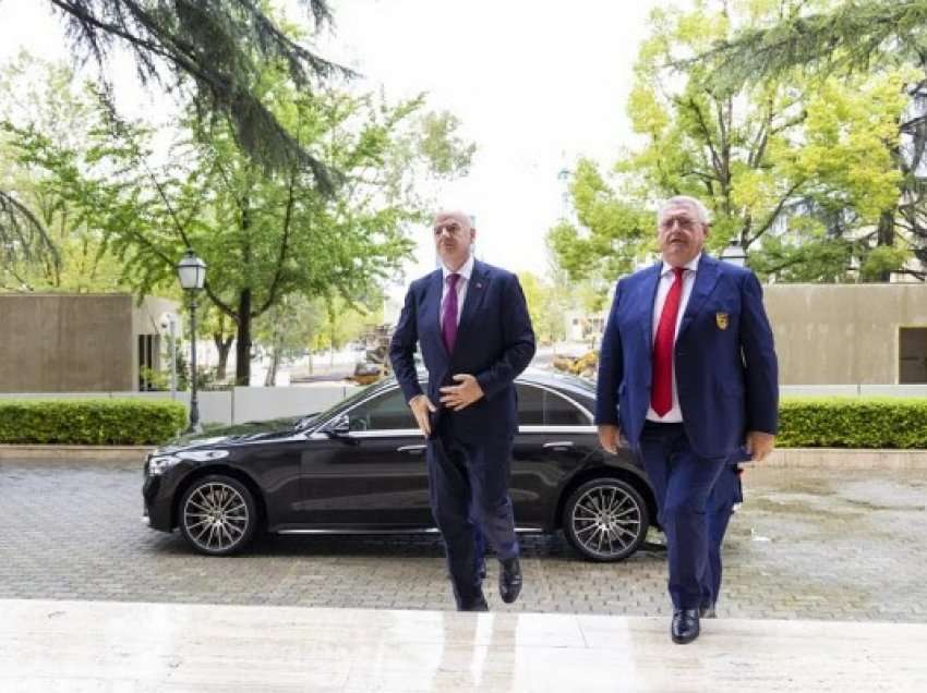 Presidenti i FIFA-s mbërrin në Tiranë