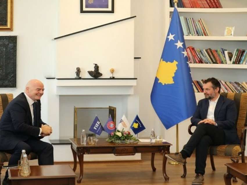​Ministri Çeku pret në takim Gianni Infantinon