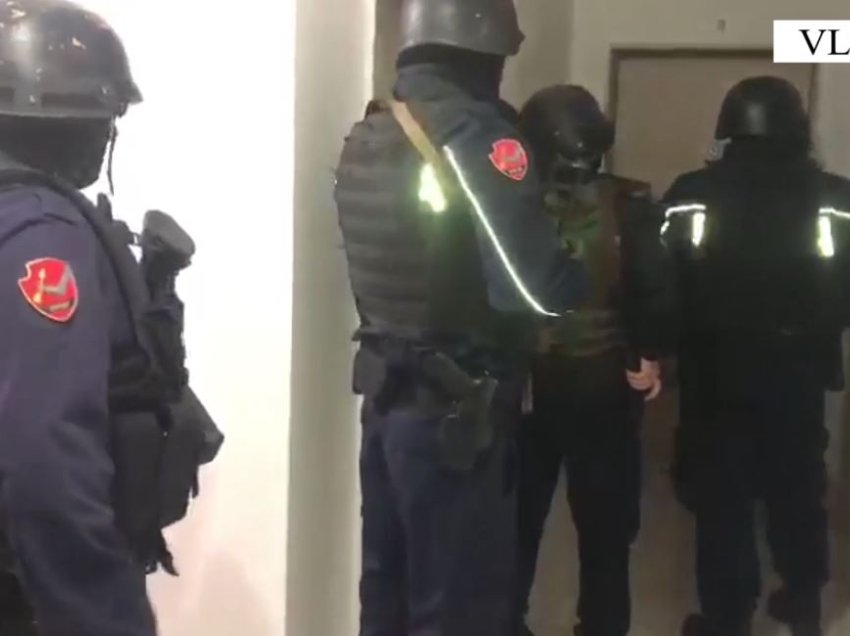 Policia me skafandra dhe mburojë zbarkojnë në banesën e pjesëtarit të një grupi kriminal në Vlorë, sekuestrohet një shumë e madhe eurosh