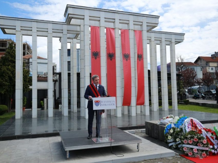 Kryebashkiaku i Shkodrës kujton masakrën e 2 prillit, mesazh shqiptarëve: Bashkohuni për t’i dhënë fund regjimit të Ramës