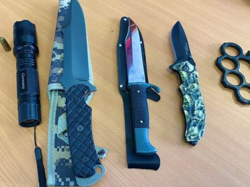 ​Arrestohet një i dyshuar në Prishtinë, i sekuestrohen tri thika dhe dy copë fishekë