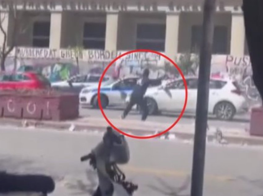 Tensione në Athinë, momenti kur anarkistët sulmojnë makinën e policisë, polici qëllon me armë në ajër për t'i zmbrapsur
