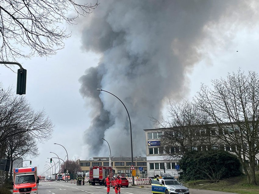 Zjarri në një magazinë në Hamburg, paralajmërim për toksina të rrezikshme