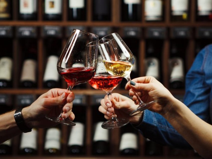 Francezët konsumojnë më pak verë për shkak të inflacionit të lartë