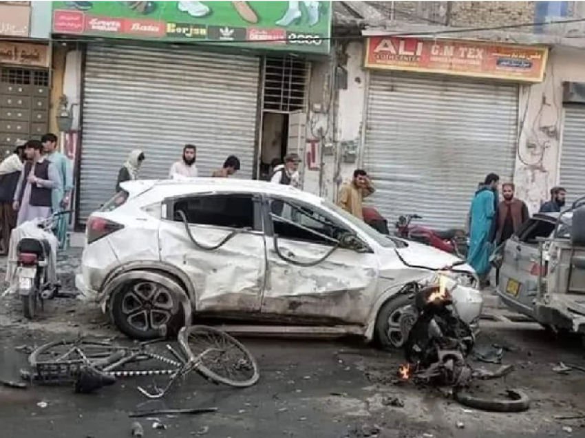 Sulm me bombë ndaj një automjeti policie, humbin jetën 4 persona dhe plagosen 15 të tjerë