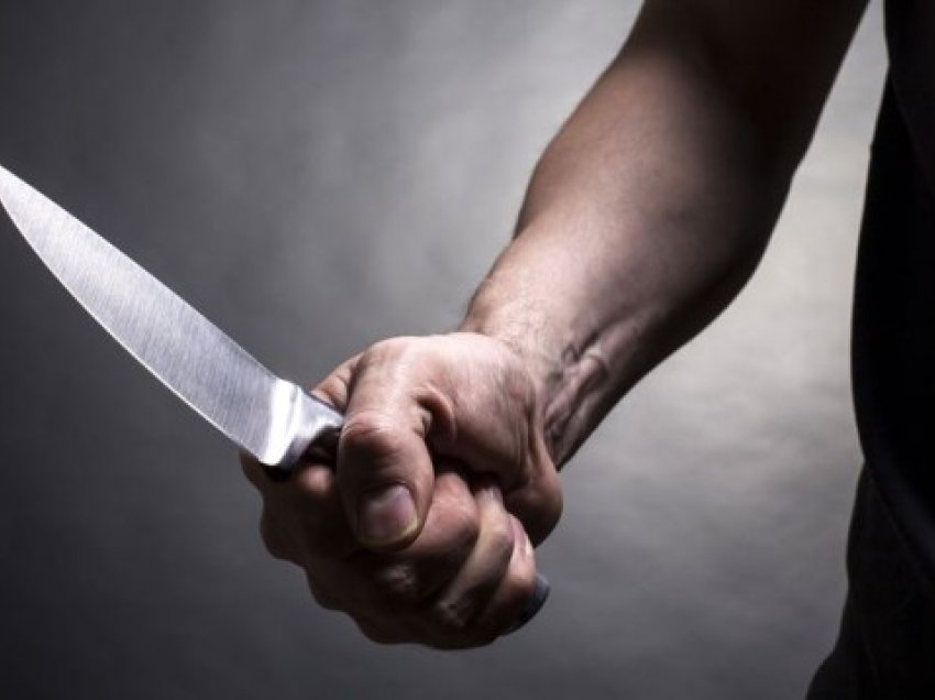 Degradon sherri/ Plagosi me thikë 17-vjeçarin, arrestohet i riu në Korçë