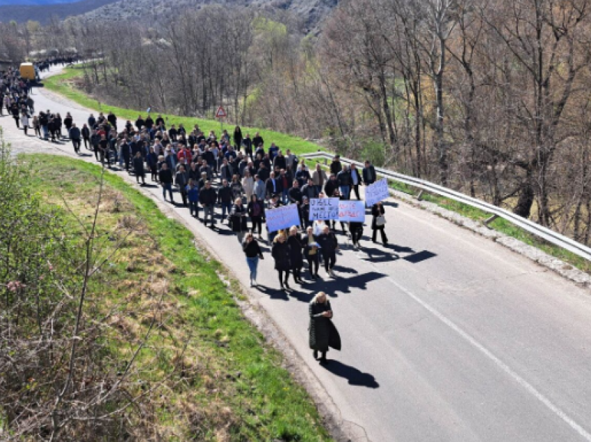 Qindra qytetarë protestojnë kundër Policisë së Kosovës te Ura e Bistricës 