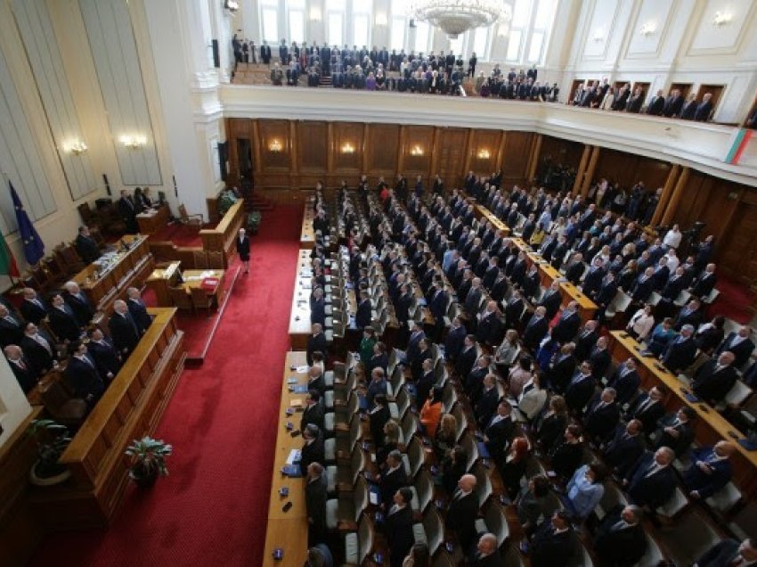 ​Parlamenti i ri bullgar mban seancën inauguruese, nuk arrin të zgjedhë udhëheqësin e tij