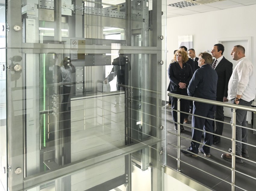 Kryeministri Kurti vizitoi fabrikën e ashensorëve, të vetmen në rajon, Liftkos