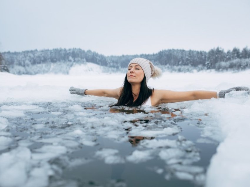 Çfarë është terapia në ujë të ftohtë? Ja se çfarë përfitimesh dhe rreziqesh sjellë ajo