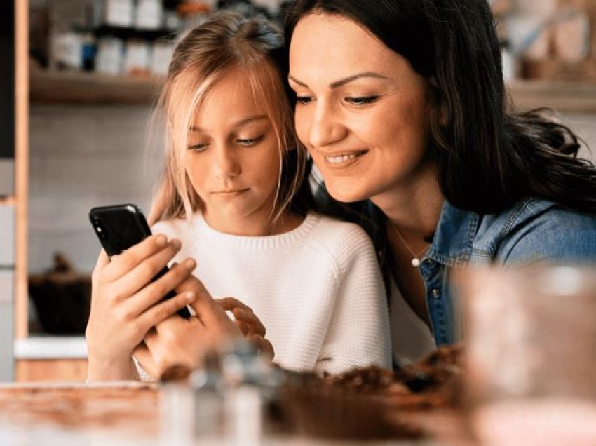 Shpëtoni fëmijët tuaj nga varësia e telefonit, 3 diskutime që prindërit duhet t’i bëjnë sa më shpejt