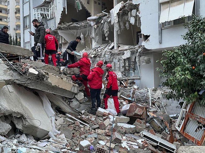Numri i viktimave nga tërmeti shkatërrimtar në Turqi arrin në 50,500
