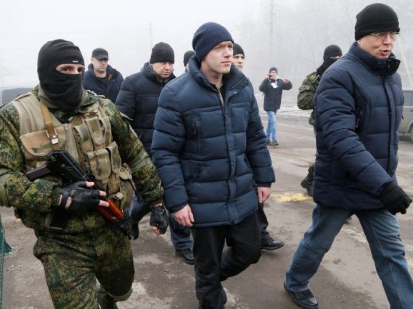 Forcat ukrainase dhe ruse kryejnë shkëmbimin e radhës, 130 të burgosur lufte kthehen në shtëpi për Pashkë