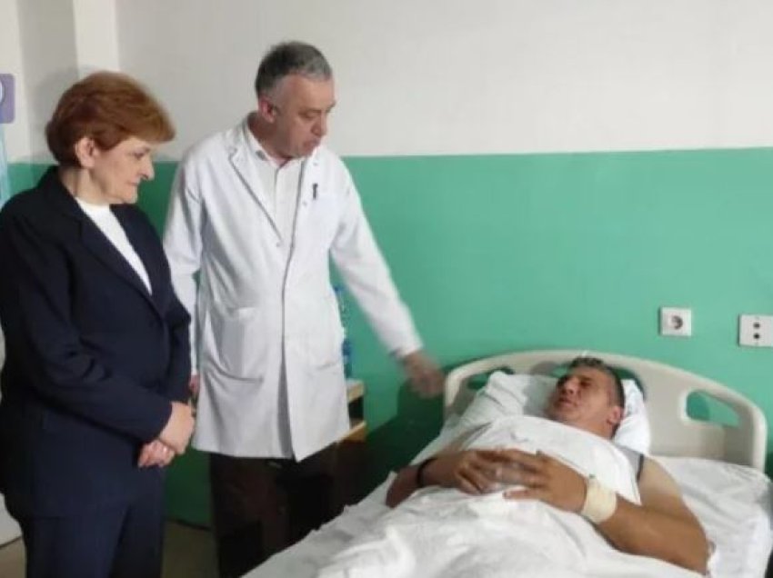 Ministrja serbe e Shëndetësisë viziton të plagosurin Millan Jovanoviq në Mitrovicë të Veriut