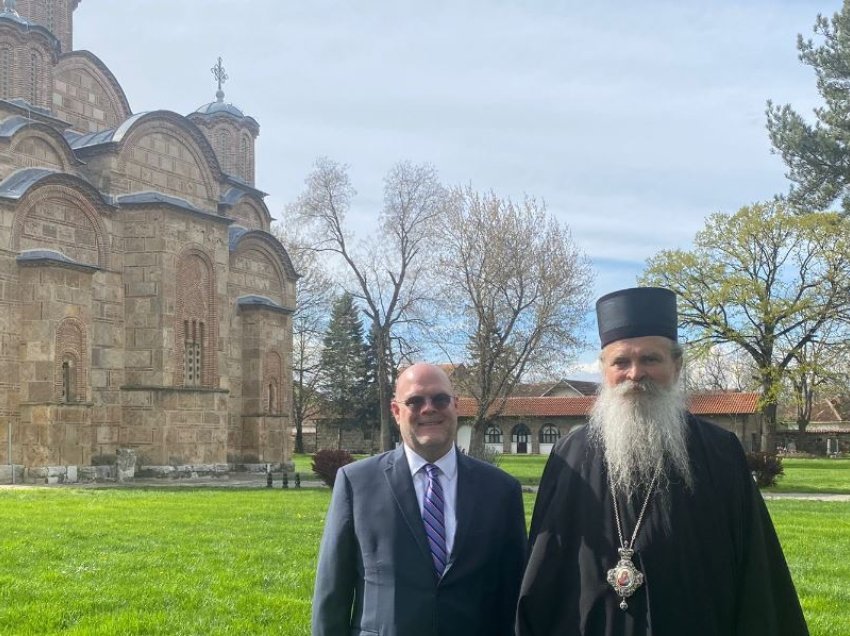 Tentim djegia e derës së Kishës Ortodokse në Prizren, Hovenier: Kushtetuta e Kosovës garanton të drejtat fetare për të gjithë 