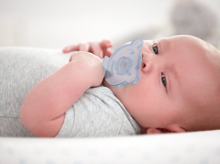 10 këshilla për ta mësuar bebin të flejë pa çuçon