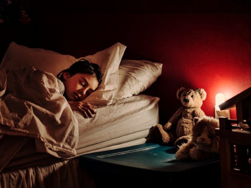 Përse fëmijët nuk duhet të flenë me dritën ndezur në dhomë?