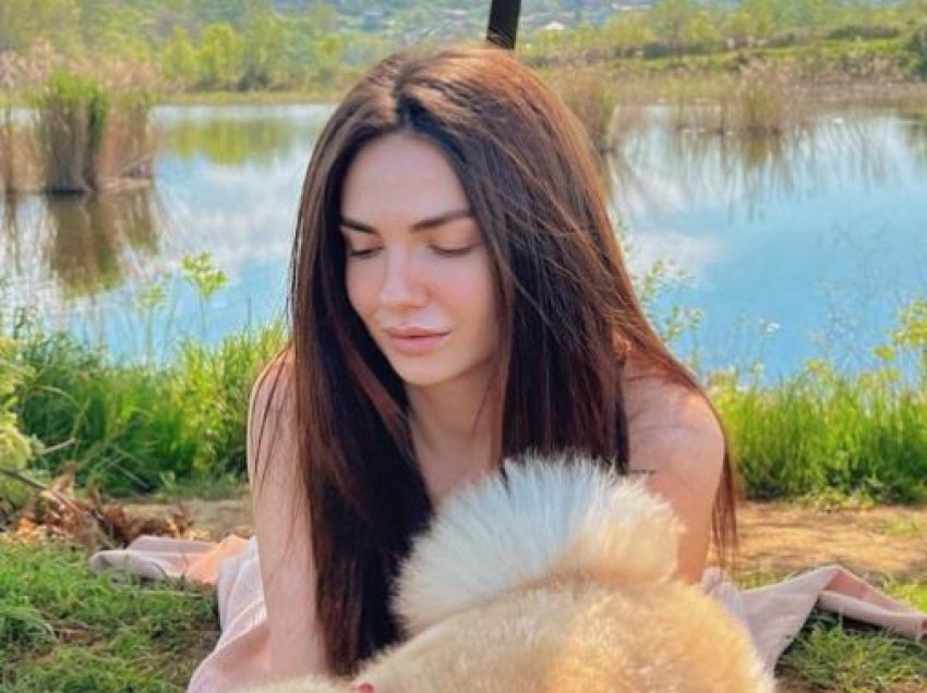 Beatrix Ramosaj shënon ‘Ditën e Tokës’ me poza atraktive nga Liqeni Artificial i Tiranës
