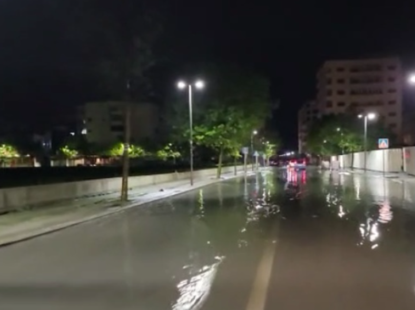 Reshje të dendura shiu, uji “pushton” rrugët në Durrës