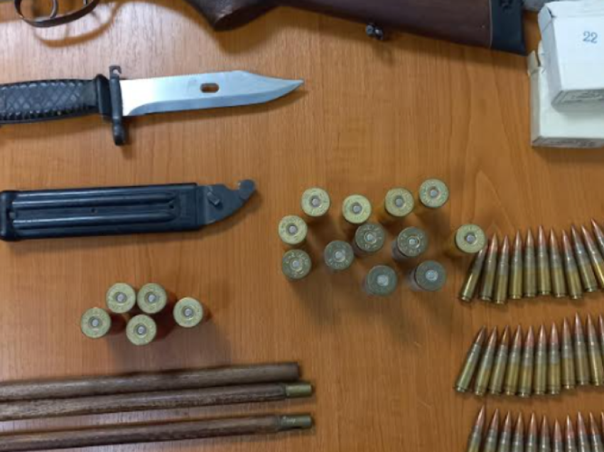 Policia gjen armë e municion në shtëpinë e 48-vjeçarit në Shtërpcë, i dyshuari në arrati