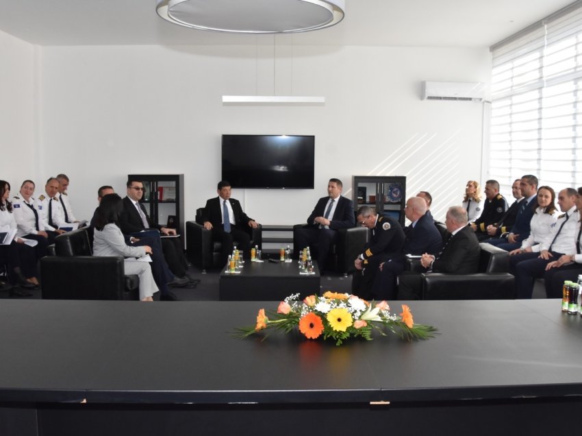 Viziton Doganën e Kosovës, Sekretari i OBD-së: Jam i impresionuar dhe i lumtur me përparimin që keni arritur 