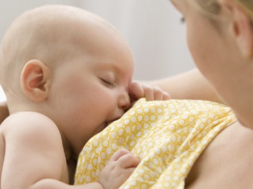 Rëndësia e ushqyerjes së foshnjes me qumështin e nënës