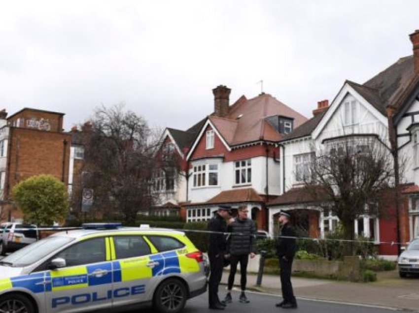 Sulm me thikë në një klub nate në Britani, një i vdekur dhe 7 të plagosur
