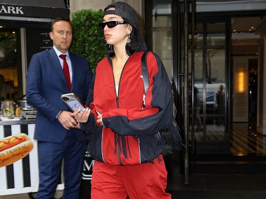 Dua Lipa shfaqet sportive në tuta të kuqe ndërsa del nga një hotel në New York