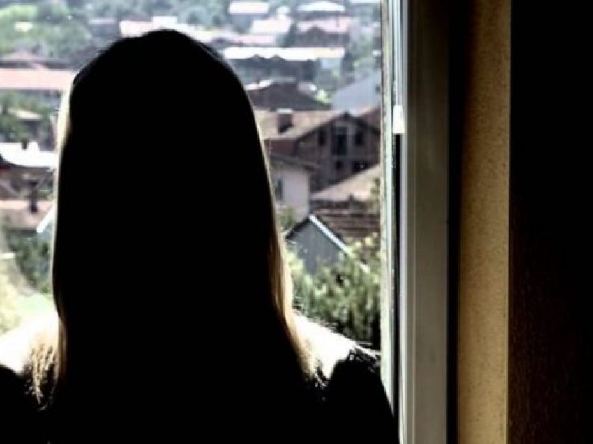 Mitrovicë: Një grua kanoset me jetë nga ish i dashuri