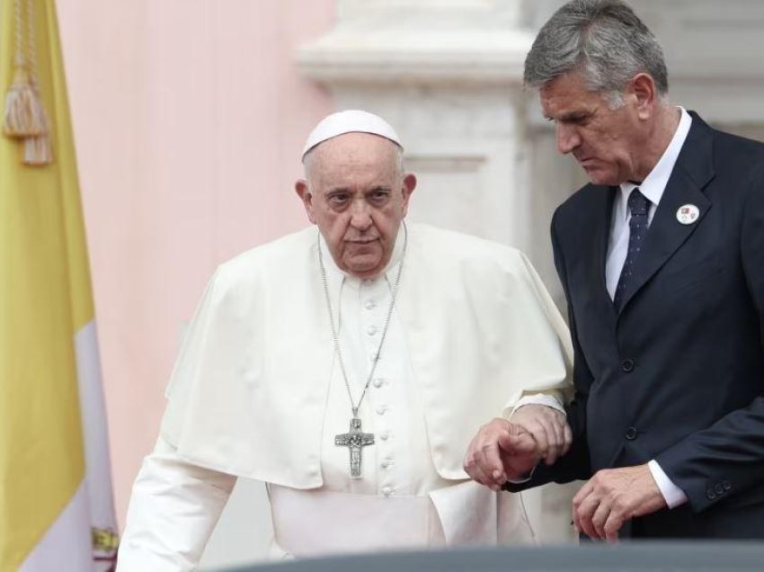 Papa i bën thirrje Evropës të veprojë si 'paqebërëse' në Ukrainë
