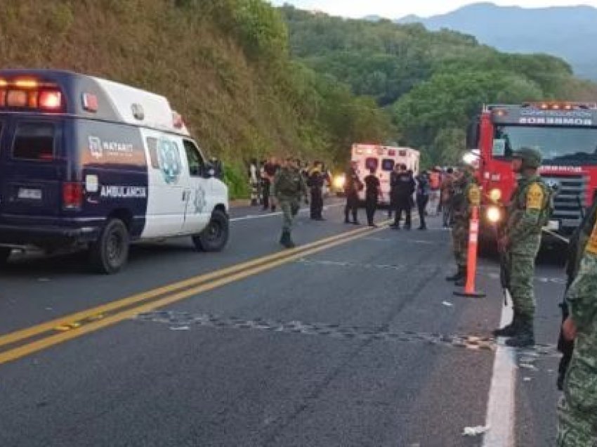 Meksikë: Autobusi bie në humnerë, vdesin 15 persona