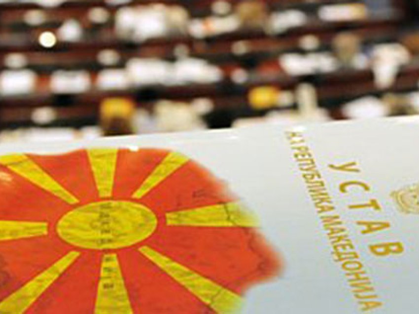 Mosmiratimi i ndryshimeve kushtetuese çon drejt krizës Maqedoninë