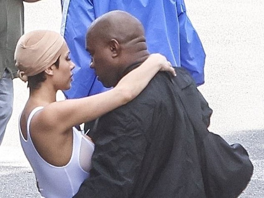 Kanye West nuk i ndahet partneres Bianca Censori, çifti merr vëmendje me të tjera dukje, gjatë qëndrimit në Romë
