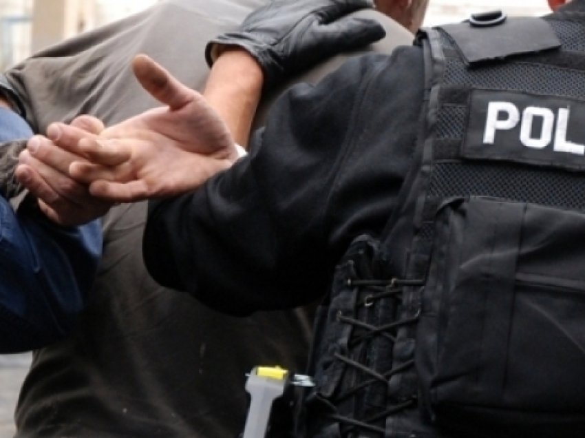 Arrestohen tre persona në Vushtrri, njëri e sulmoi policin