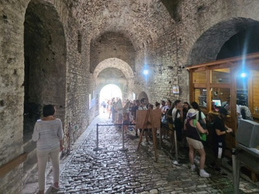 Fluks turistësh në Kalanë e Gjirokastrës, mbi 100 mijë në shtatë muaj