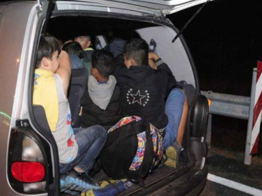 Ndalohet një 20-vjeçar nga Shkupi, transportonte në mënyrë ilegale 10 imigrantë