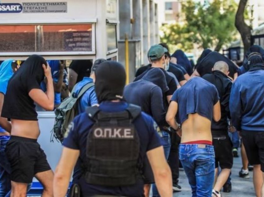 Rreth 100 tifozë kroatë përballen me akuza pas vrasjes në Greqi