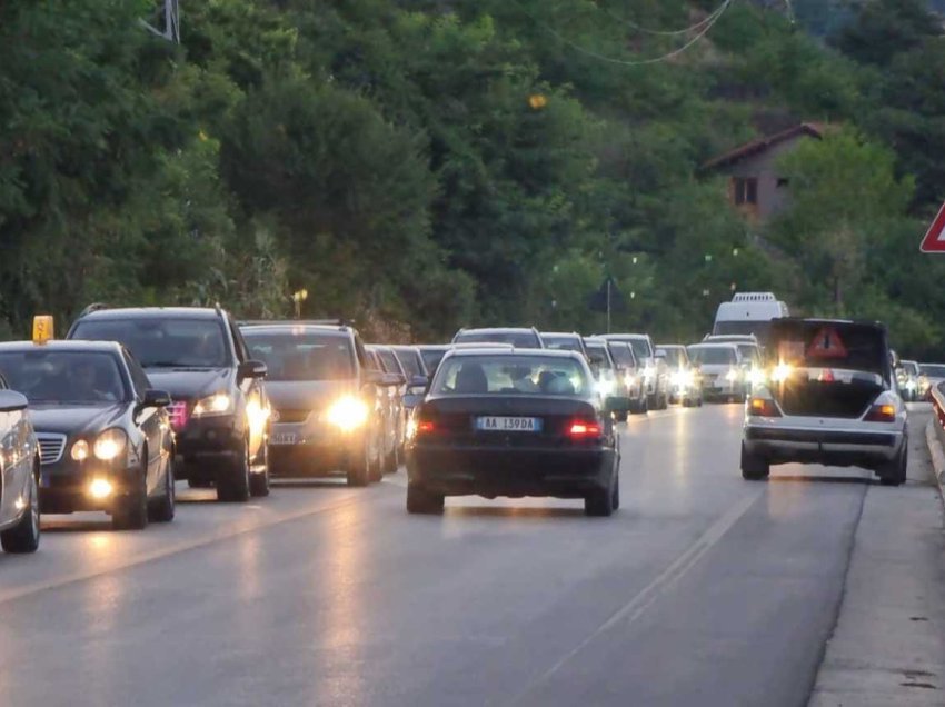 Mbi 3 km trafik në hyrje të Pogradecit, policia kontrolle për të dyshuar