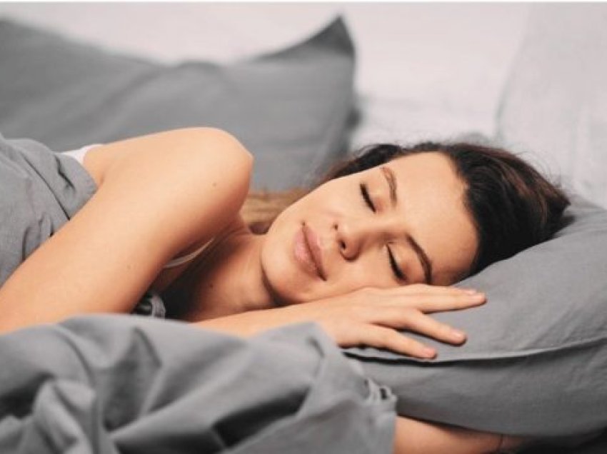 Pesë arsyet pse gratë kanë nevojë për më shumë gjumë se burrat