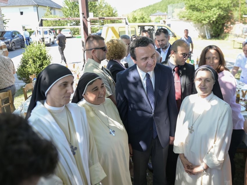 Kryeministri Kurti mori pjesë në pritjen me rastin e 50-vjetorit të meshtarisë, në Kishën e Shën Jozefit në Stubëll