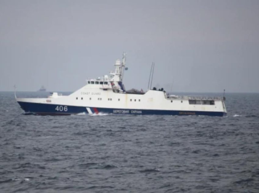 Rusia me të shtëna paralajmëruese ndaj një anijeje që po shkonte drejt Ukrainës