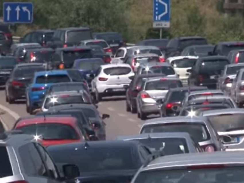 Trafik i rënduar në Durrës/Fundjava shton fluksin e automjeteve në qytetin bregdetar