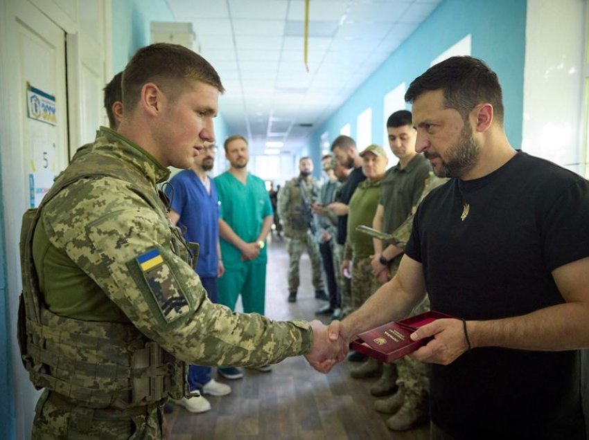 Zelenskyy e viziton spitalin ushtarak në rajonin e Zaporizhzhias