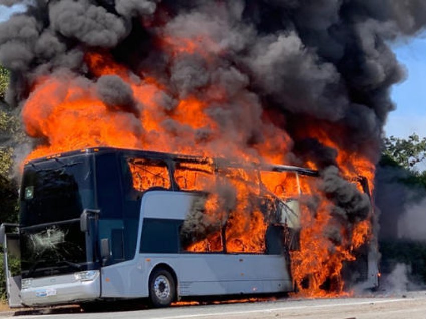 Autobusi shpërthen në flakë, pamjet kur pasagjerët vrapojnë për të shpëtuar