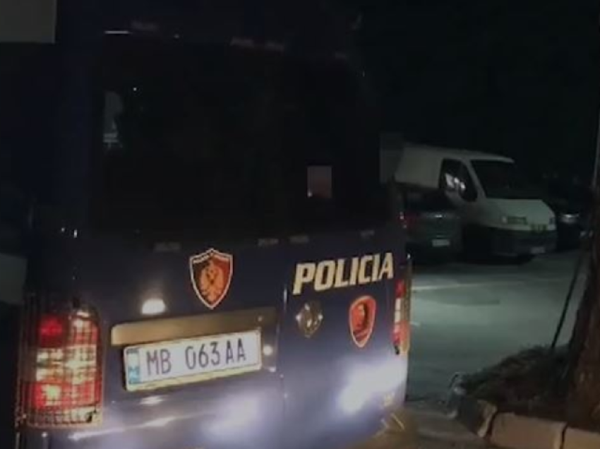 Mbi 1000 euro për person, arrestohet i riu në Korçë, po transportonte me furgon 21 emigrantë