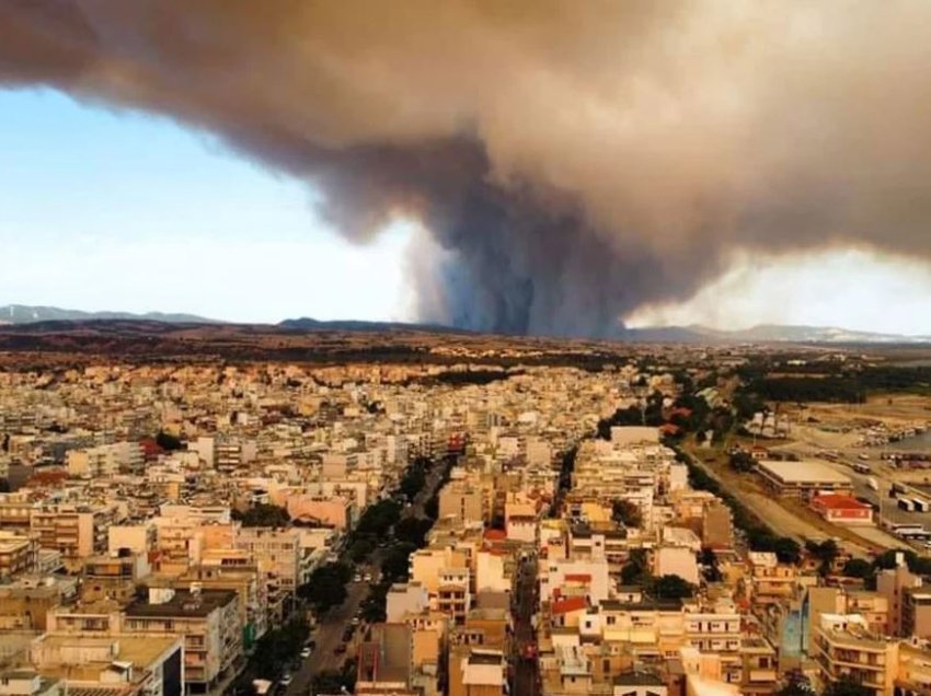 Zjarr në Aleksandropolis të Greqisë, flakët djegin shtëpi dhe makina! Evakuohen 8 vendbanime 