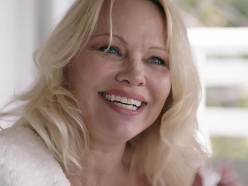 Pamela Anderson zbulon arsyen prekëse pse nuk vendos grim