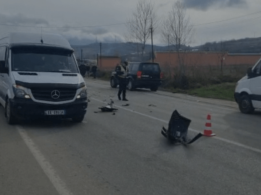 Aksident në Korçë, makina përmbyset në mes të rrugës