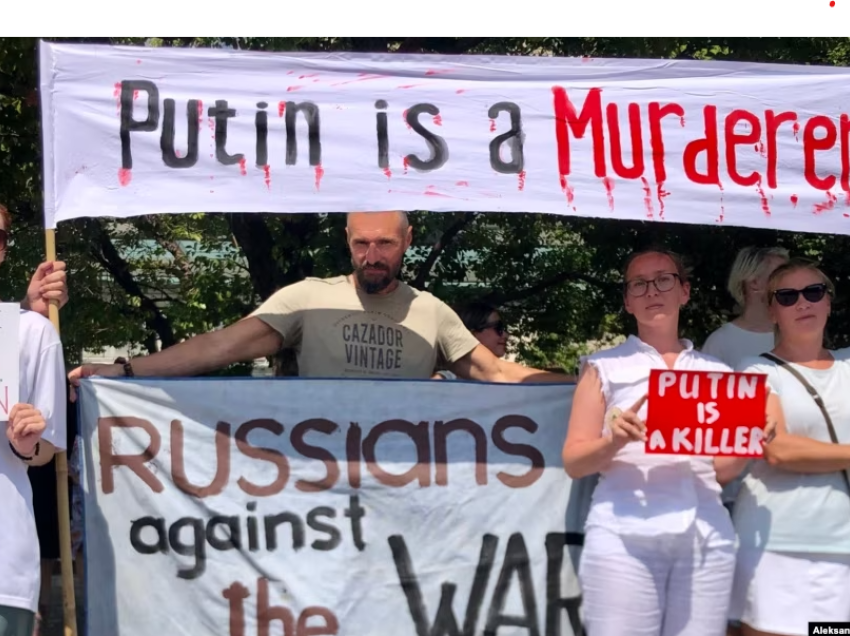  “Putini është vrasës”: Protestë në Podgoricë kundër presidentit rus